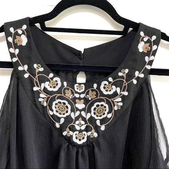 NWOT! White House Black Market Embroidered Cold-Shoulder Blouse Size XS - Picture 3 of 9